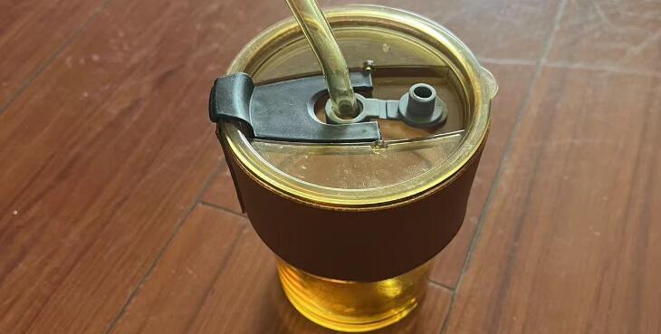 長(zhǎng)期用吸管喝水可能會(huì)加深唇紋